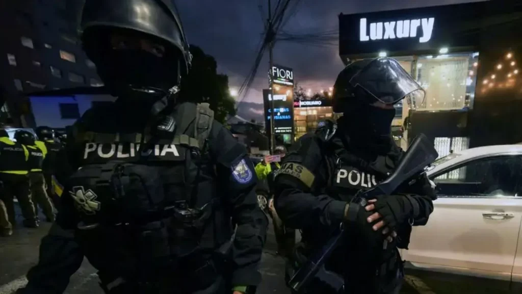 Atacan un edificio público con explosivos en Ecuador