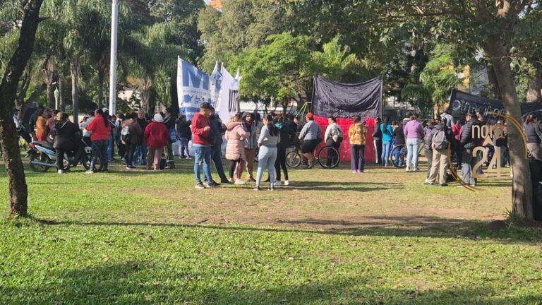 Organizaciones sociales se concentran en el Parque Camba Cuá y piden aumento del programa “Volver al Trabajo”