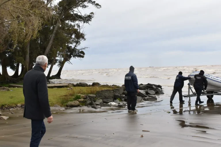 Sigue búsqueda de los pescadores desaparecidos en el Río de la Plata