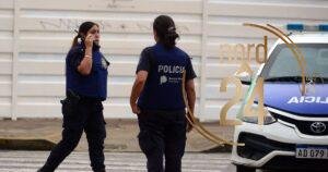 Encerró a una mujer y dejó a sus hijos llorando en la vereda