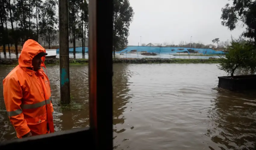 Tres muertos y miles de personas sin electricidad en Chile por temporal
