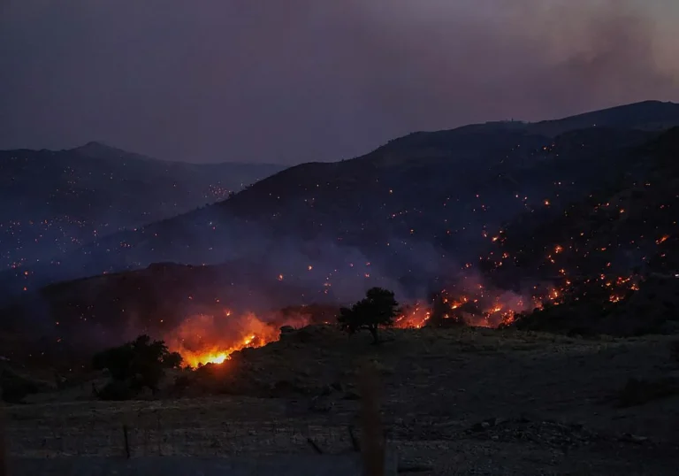 Evacúan ocho mil personas en Creta por los incendios y declaran el estado de emergencia