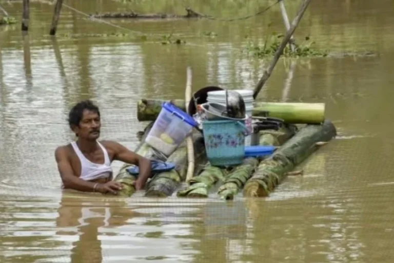 Anuncian que ya son al menos 100 los muertos por las inundaciones en India