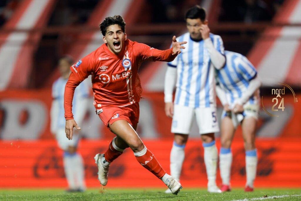 Racing cayó ante Argentinos que suma puntaje perfecto
