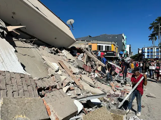 Al menos 133 muertos y centenares de heridos tras terremoto en Colombia