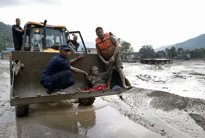 China ayuda con operaciones de rescate en la frontera con Nepal