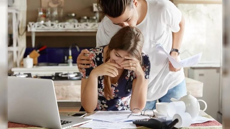 El 44% de los hogares destina más de la mitad de sus ingresos a deudas 