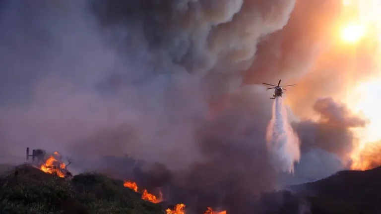 Gran incendio forestal en EE.UU. obliga a evacuar a más de 40 mil personas