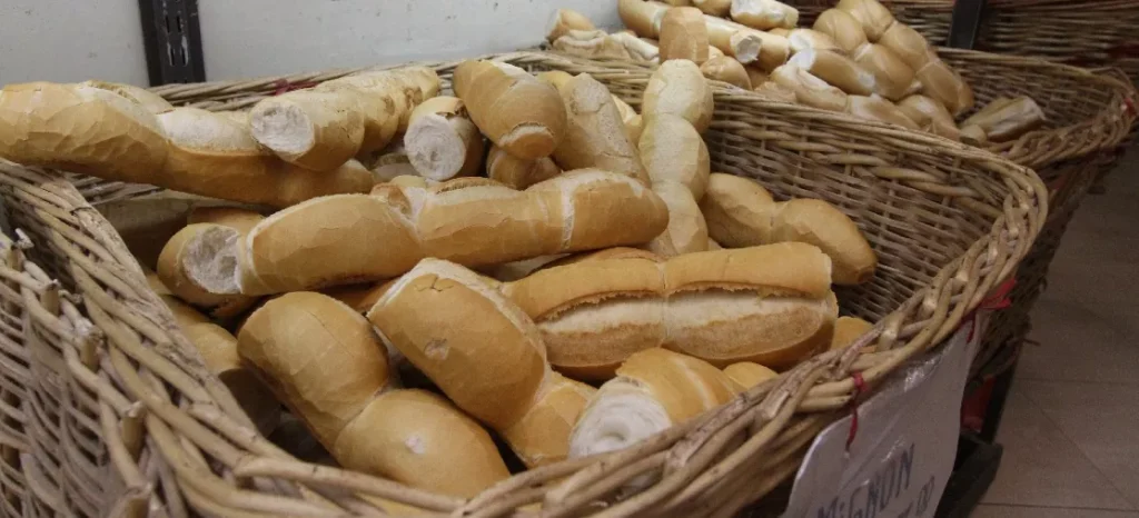 Panaderos advierten por aumentos de harina y costos de producción 