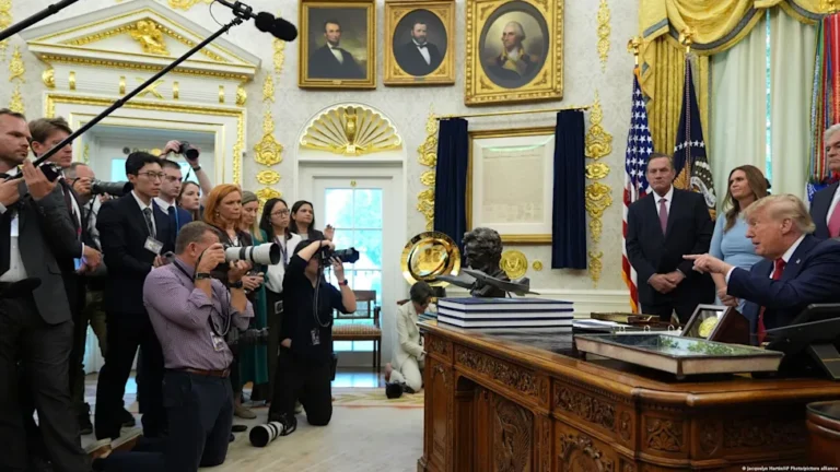 Juez ordenó el reingreso de medios expulsados por Trump a la Casa Blanca