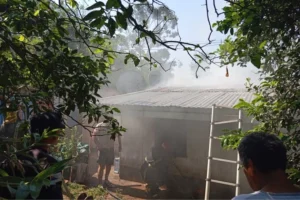 Un hombre incendió su casa en Misiones tras prender un espiral