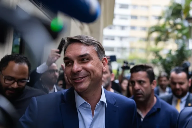 Sondeos revelan un acercamiento de Flavio Bolsonaro a Lula