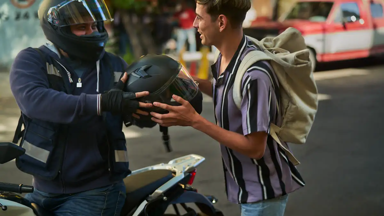 Remises: usuarios cuidan el bolsillo y crece el uso de Uber Moto 