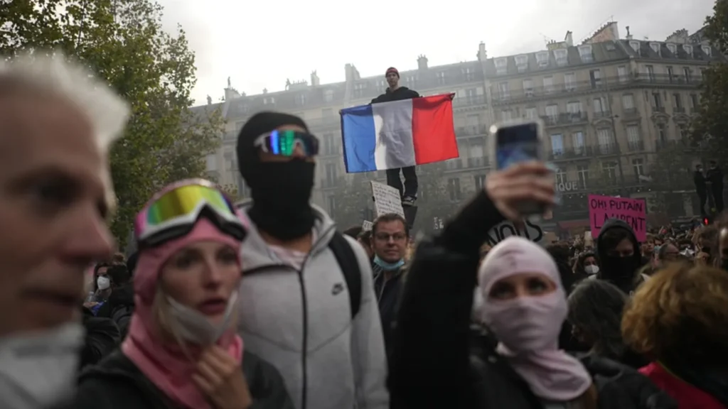Se amplía el toque de queda a otras ciudades francesas tras las protestas y enfrentamientos