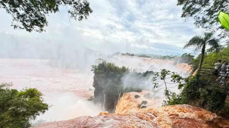 Vuelven las reestricciones en las Cataratas del Iguazú por crecida del río