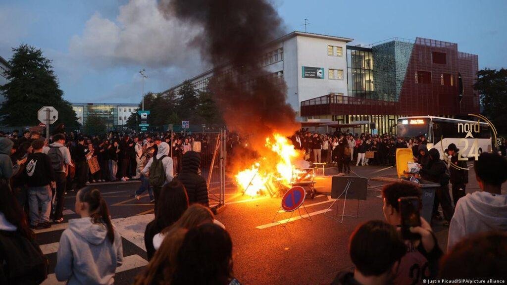 Aumentan las protestas y hay bloqueo en institutos y universidades en Francia