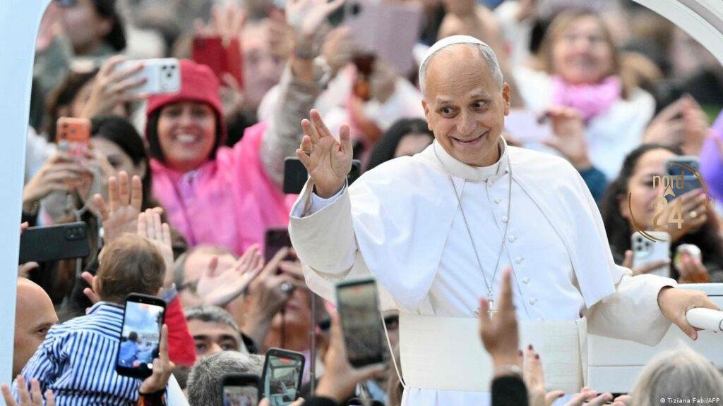 El Papa retoma sus audiencias y ya utiliza su papamóvil luego de su operación