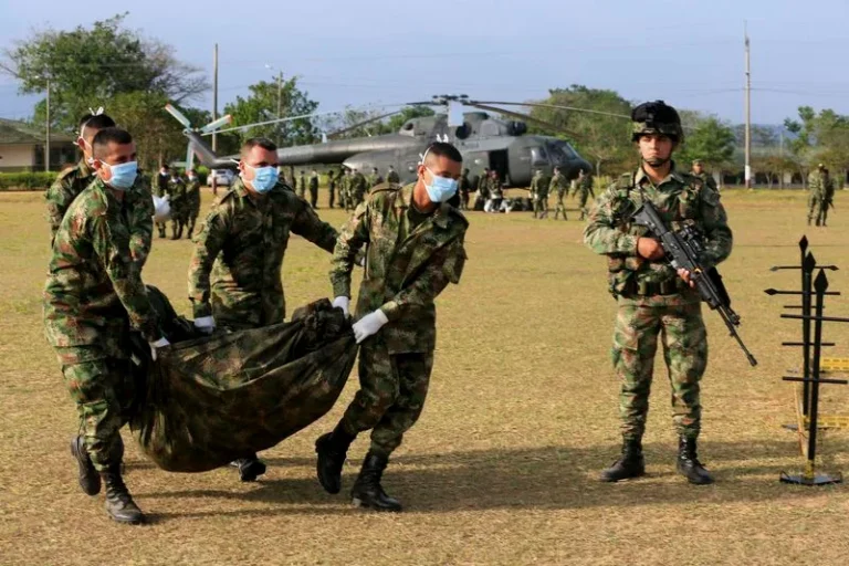 Cuatro muertos tras un bombardeo contra la disidencia de la guerrilla en Colombia