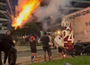 Mucha pirotecnia y estruendos en plena madrugada alrededor del hotel de Boca